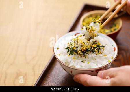 Furikake ist ein japanisches trockenes Gewürz, das auf gekochten Reis gestreut wird. Stockfoto