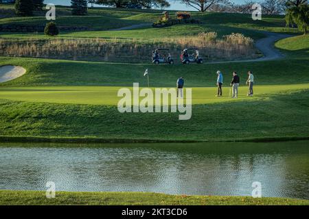 Foursome auf dem 18.-Loch-Golfplatz, Pennsylvania, USA Stockfoto