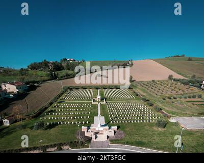 Italien, 26. November 2022: Luftaufnahme des englischen Kriegsfriedhofs in Montecchio in der Provinz Pesaro und Urbino in der Region Marken Stockfoto