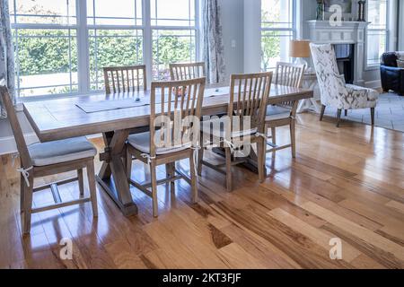 Ein offener Speisesaal an der Küste in einem neuen Bauhaus mit Hartholzböden Stockfoto