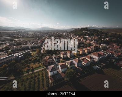 Italien, 26. November 2022: Blick aus der Vogelperspektive auf das Dorf montecchio in der Provinz Pesaro und Urbino in der Region Marken Stockfoto