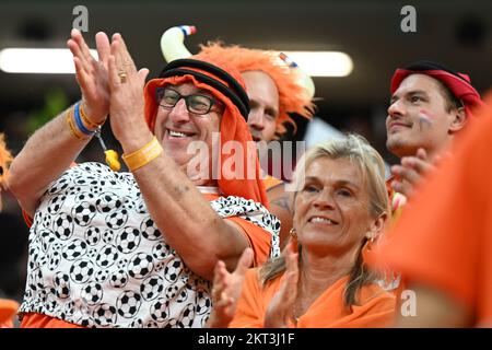 Al Chaur, Katar. 29.. November 2022. Fußball: Weltmeisterschaft, Niederlande – Katar, Vorrunde, Gruppe A, Spieltag 3, Al-Bait Stadium in Al-Chaur, Fans der Niederlande vor dem Spiel. Kredit: Robert Michael/dpa/Alamy Live News Stockfoto