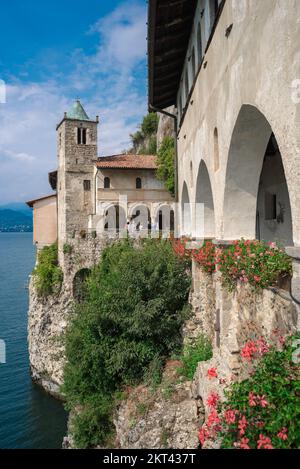 Santa Caterina del Sasso, Blick auf das Kloster Santa Caterina del Sasso aus dem 12.. Jahrhundert am Lago Maggiore, Italien Stockfoto