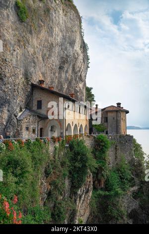 Santa Caterina del Sasso, Blick auf das Kloster Santa Caterina del Sasso aus dem 12.. Jahrhundert am Lago Maggiore, Italien Stockfoto