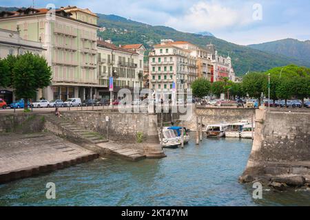 Stresa, Blick auf den alten Hafen neben Hotels am Seeufer am Corso Italia in Stresa, Piemont, Italien Stockfoto