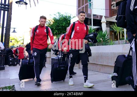 Renaud Emond von Standard und Gojko Cimirot von Standard wurden bei der Ankunft im Hotel für das Wintertrainingslager der belgischen Fußballmannschaft Standard de Liege in Marbella, Spanien, am Dienstag, den 29. November 2022 gezeigt. BELGA FOTO JOMA GARCIA I GISBERT Stockfoto