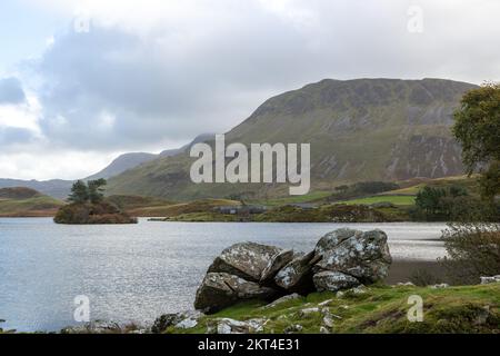 Cadair Idris oder Cader Idris von Cregennan Lakes, Snowdonia, Wales, Großbritannien aus gesehen Stockfoto