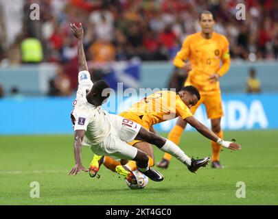 Al-Khor, Katar. 29.. November 2022. Almoez Ali (L) aus Katar tritt während des Spiels der Gruppe A zwischen den Niederlanden und Katar bei der FIFA-Weltmeisterschaft 2022 im Al Bayt Stadium in Al Khor, Katar, am 29. November 2022 an. Kredit: Xu Zijian/Xinhua/Alamy Live News Stockfoto