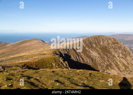 In der Nähe des Gipfels von Cadair Idris oder Cader Idris mit Blick auf Cyfrwy und Barmouth Stockfoto