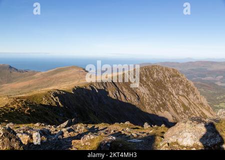 In der Nähe des Gipfels von Cadair Idris oder Cader Idris mit Blick auf Cyfrwy und Barmouth Stockfoto