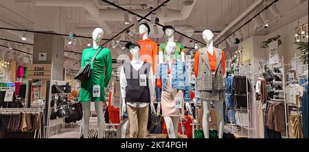 Polen, Bydgoszcz - 20. September 2022: Weibliche Modepuppen in einem Schaufenster. Bekleidungsmarke Sinsay Stockfoto