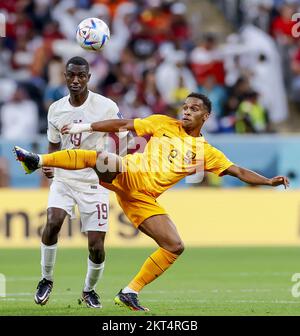 AL KHOR - Ali Almoez aus Katar und Jurrien Timber aus Holland (LR) während der FIFA-Weltmeisterschaft Katar 2022: Ein Spiel zwischen den Niederlanden und Katar im Al Bayt-Stadion am 29. November 2022 in Al Khor, Katar. ANP KOEN VAN WEEL Stockfoto