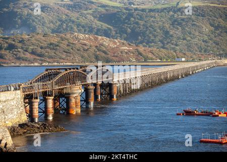 Die Mautbrücke von Barmouth über den Fluss Afon Mawdach, Barmouth, Gwynedd, Wales, Großbritannien Stockfoto