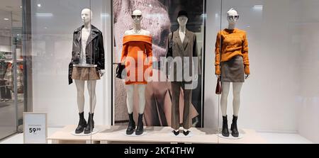 Polen, Bydgoszcz - 20. September 2022: HM Herbst Winter 2022 Kollektion. Weibliche Modepuppen in einem Schaufenster. Stockfoto