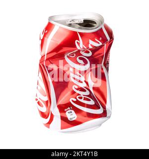 Zerstoßene Coca Cola 330 ml Dose, isoliert auf weißem Hintergrund, Nahaufnahme von vorne Stockfoto