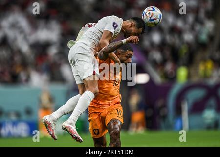 Al Chaur, Katar. 29.. November 2022. Fußball: Weltmeisterschaft, Niederlande – Katar, Vorrunde, Gruppe A, Spieltag 3, Al-Bait Stadium in Al-Chaur, Katars Boualem Khoukhi und Memphis Depay des niederländischen Duells. Kredit: Robert Michael/dpa/Alamy Live News Stockfoto