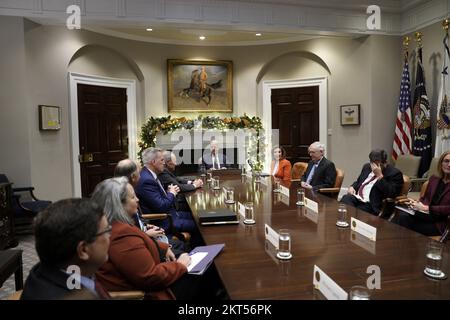 Washington, Usa. 29.. November 2022. Präsident Joe Biden trifft sich am Dienstag, den 29. November 2022, im Roosevelt-Raum im Weißen Haus in Washington, D.C. mit den Führern des Kongresses. Foto: Yuri Gripas/UPI Kredit: UPI/Alamy Live News Stockfoto