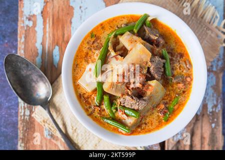 Sayur Nangka oder Gulai Nangka sind indonesische Gerichte aus jungen Jackfrüchten, die in Kokosmilch und Langbohnen und Fleisch gekocht werden Stockfoto