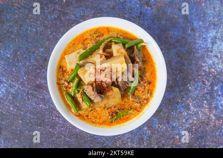 Sayur Nangka oder Gulai Nangka sind indonesische Gerichte aus jungen Jackfrüchten, die in Kokosmilch und Langbohnen und Fleisch gekocht werden Stockfoto