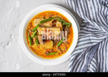 Sayur Nangka oder Gulai Nangka sind indonesische Gerichte aus jungen Jackfrüchten, die in Kokosmilch und Langbohnen und Fleisch gekocht werden Stockfoto