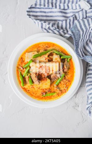 Sayur Nangka oder Gulai Nangka sind indonesische Gerichte aus jungen Jackfrüchten, die in Kokosmilch und Langbohnen und Fleisch gekocht werden Stockfoto