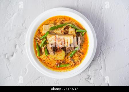 Sayur Nangka oder Gulai Nangka sind indonesische Gerichte aus jungen Jackfrüchten, die in Kokosmilch und Langbohnen und Fleisch gekocht werden Stockfoto