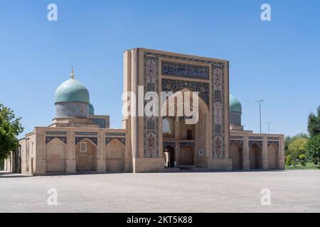 Landschaftsblick auf die Fassade und die blauen Kuppeln von Barakhan oder Barak Khan Madrasa auf dem Khaben Imam Platz, dem religiösen Zentrum von Taschkent, Usbekistan Stockfoto