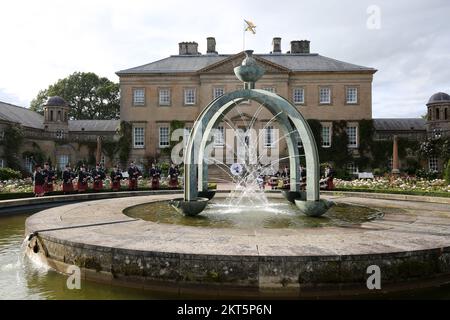 Dumfries House, Cumnock, Scotland UK, Ayr Pipe Band spielen vor dem Haus. Sie spielten für Gäste, die im Haus unterhalten wurden. Dumfries House ist ein Palladianisches Landhaus in Ayrshire, Schottland. Es befindet sich auf einem großen Anwesen, rund 3 Meilen westlich von Cumnock. Der Brunnen, auch bekannt als Mahfouz-Brunnen. Eine Seuche in der Nähe sagt: " Möglich durch die Großzügigkeit VON MAHFOUZ Marei Murbank bin Mahfouz. Der Brunnen wurde offiziell eröffnet von H. R.H. dem Prinzen Charles, Herzog von Rothesay am 21. Oktober 2014. Stockfoto