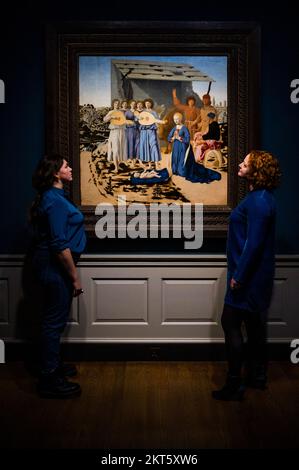 London, Großbritannien. 29.. November 2022. Piero della Francescas Geburt, 1480er Jahre, in einer neuen Ausstellung in der National Gallery, nach einer dreijährigen Restaurierung. Das Gemälde kehrt am 1.. Dezember nach einer ungewöhnlich anspruchsvollen Restaurierung wieder zur öffentlichen Ausstellung zurück, mit vielen langjährigen Mythen und Missverständnissen über die Arbeit, die endlich gelöst wurden. Kredit: Guy Bell/Alamy Live News Stockfoto