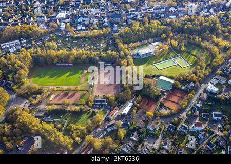 Luftaufnahme, Wasserwelten Bochum - Hallenfreibad Linden, Tennisanlage Tennisclub Bochum-Süd, Sportplatz CSV Sportfreund Linden, Dahlhausen, Bochum, Ru Stockfoto