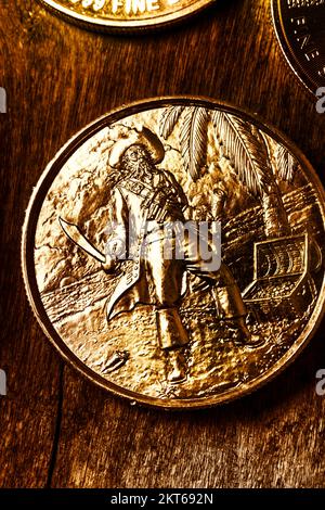 Antike Silberszene auf einer Piratenmünze aus reinem Silber Historischer Geldwert Stockfoto