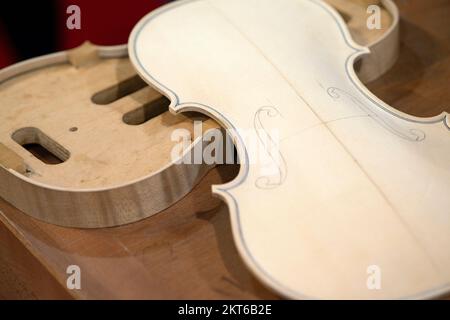 Italien, Lombardei, Cremona, Violin Maker Worshop, Nahaufnahme von Violine Stockfoto