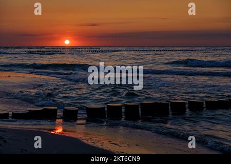 Sonnenuntergang An Der Ostseeküste In Der Nähe Von Zingst, Fischland-Darß, Mecklenburg-Vorpommern, Deutschland Stockfoto