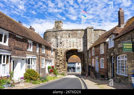 Rye East Sussex mittelalterliches Landgate Arch The Forge and Forge House East Cliff Rye Sussex England GB Europa Stockfoto