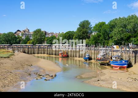 Rye East Sussex Fischerboote, die bei Ebbe am Rye Bay Fischladen Rye Sussex England UK GB Europe festgemacht haben Stockfoto