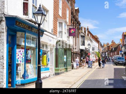 Rye East Sussex Rye Town Leute, die auf der High Street einkaufen Rye Sussex England GB Europa Stockfoto