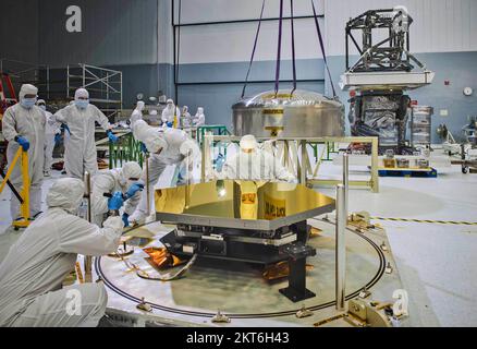 Das James Webb Teleskop im Bau / NASA-Wissenschaftler Stockfoto