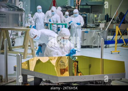 Das James Webb Teleskop im Bau / NASA-Wissenschaftler Stockfoto