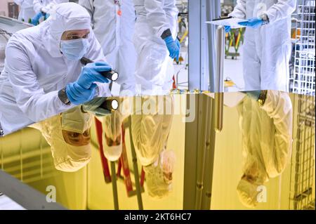 Das James Webb Teleskop im Bau / NASA-Wissenschaftler Stockfoto