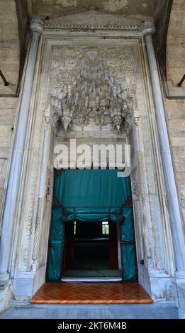 Die Hekimoglu Ali Pasha Moschee und der Komplex in Istanbul, Türkei, wurden 1735 erbaut. Stockfoto