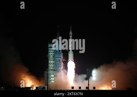 (221129) -- JIUQUAN, 29. November 2022 (Xinhua) -- das bemannte Raumschiff Shenzhou-15, oben auf der langen März-2F Y15-Trägerrakete, fliegt vom Jiuquan Satellite Launch Center im Nordwesten Chinas ab, 29. November 2022. Etwa 10 Minuten nach dem Start trennte sich Shenzhou-15 von der Rakete und trat in die vorgesehene Umlaufbahn ein. Die Besatzungsmitglieder sind in guter Verfassung und der Start ist ein voller Erfolg. Der Erfolg des Starts markiert den Abschluss aller 12 Startmissionen, die in der Verifizierungs- und Bauphase der Raumstation geplant sind. (Xinhua/Li-Gang) Stockfoto