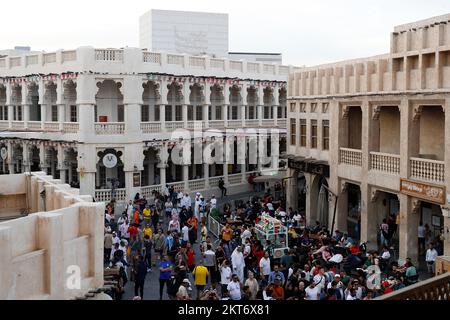 Souk Waqif Market, Doha, Katar. 29.. November 2022. FIFA Fußball-Weltmeisterschaft, Pre Game Wales gegen England; allgemeiner Blick auf den Souq Waqif Markt mit Hunderten internationaler Fans Credit: Action Plus Sports/Alamy Live News Stockfoto