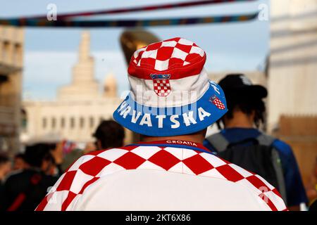 Souk Waqif Market, Doha, Katar. 29.. November 2022. FIFA Fußball-Weltmeisterschaft, Pre Game Wales gegen England; Kroatien-Fan, der Souq Waqif Market Credit: Action Plus Sports/Alamy Live News erkundet Stockfoto