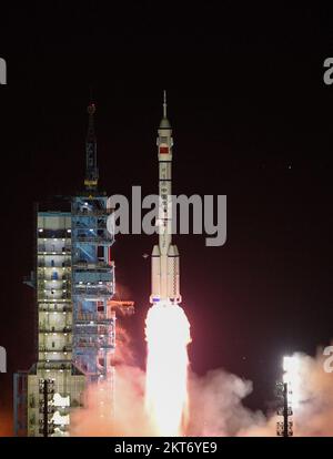 (221129) -- JIUQUAN, 29. November 2022 (Xinhua) -- das bemannte Raumschiff Shenzhou-15, oben auf der langen März-2F Y15-Trägerrakete, fliegt vom Jiuquan Satellite Launch Center im Nordwesten Chinas ab, 29. November 2022. Etwa 10 Minuten nach dem Start trennte sich Shenzhou-15 von der Rakete und trat in die vorgesehene Umlaufbahn ein. Die Besatzungsmitglieder sind in guter Verfassung und der Start ist ein voller Erfolg. Der Erfolg des Starts markiert den Abschluss aller 12 Startmissionen, die in der Verifizierungs- und Bauphase der Raumstation geplant sind. (Xinhua/Liu Lei) Stockfoto