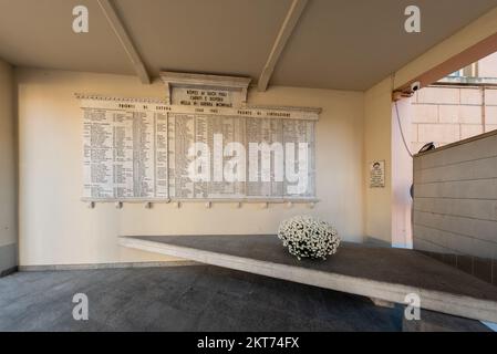 Boves, Cuneo, Italien - 22. November 2022: Blick auf den Gedenkstein aus dem Zweiten Weltkrieg (Denkmal für die Gefallenen) unter der Arkade des Rathausgebäudes. - Ich Weiß Stockfoto