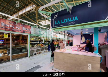 Oviedo, Spanien - 28. November 2022: Menschen, die den kommunalen Markt von Oviedo betreten und verlassen, im Konzept steigender Lebensmittelpreise aufgrund von Inflation und Stockfoto