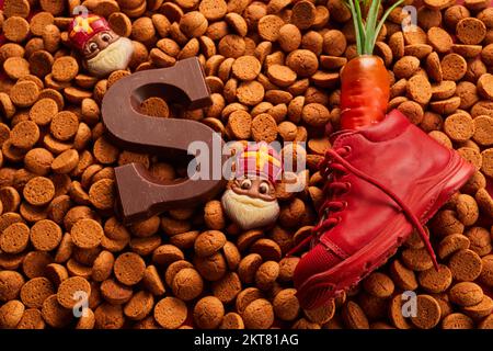 St. Nikolaus - Sinterklaas-Tag mit Schuhen, Karotten und traditionellen Süßigkeiten Stockfoto