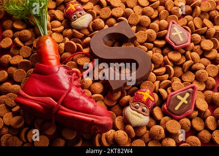 St. Nikolaus - Sinterklaas-Tag mit Schuhen, Karotten und traditionellen Süßigkeiten Stockfoto