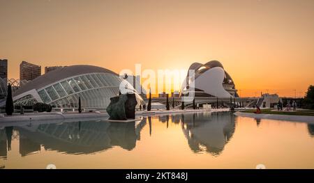 Valencias berühmtes L'Hemisferic und Opernhaus in der Stadt der Künste und Wissenschaften bei Sonnenuntergang, Spanien Stockfoto