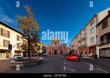 Boves, Cuneo, Piedmont, Italien - 22. November 2022: Piazza dell'Olmo (Elmplatz), in der Pfarrkirche san Bartolomeo im Hintergrund Stockfoto